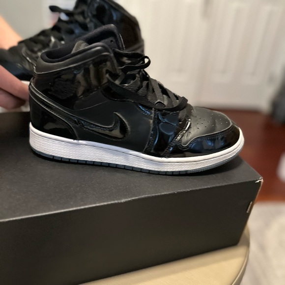 Nike Air Jordan - 1 Mid - 6Y - Black Patent - Picture 4 of 5